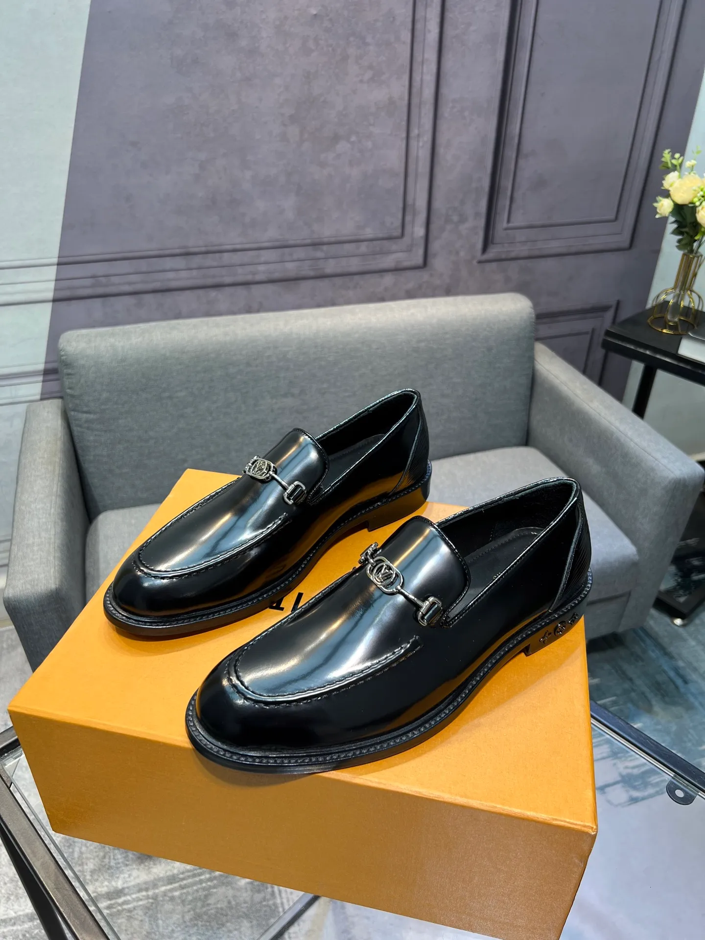 Men's shoes 💰1020 LV top luxury brand, high-quality men's business formal leather shoes, imported genuine leather soles! Customized imported leather, the first layer of open-edge beaded lacquered cowhide, the texture is incomparable, the imported cowhide lining, high-end high-end shoes, don't miss it! size:39-44 (Male 38 45 46 customized)
